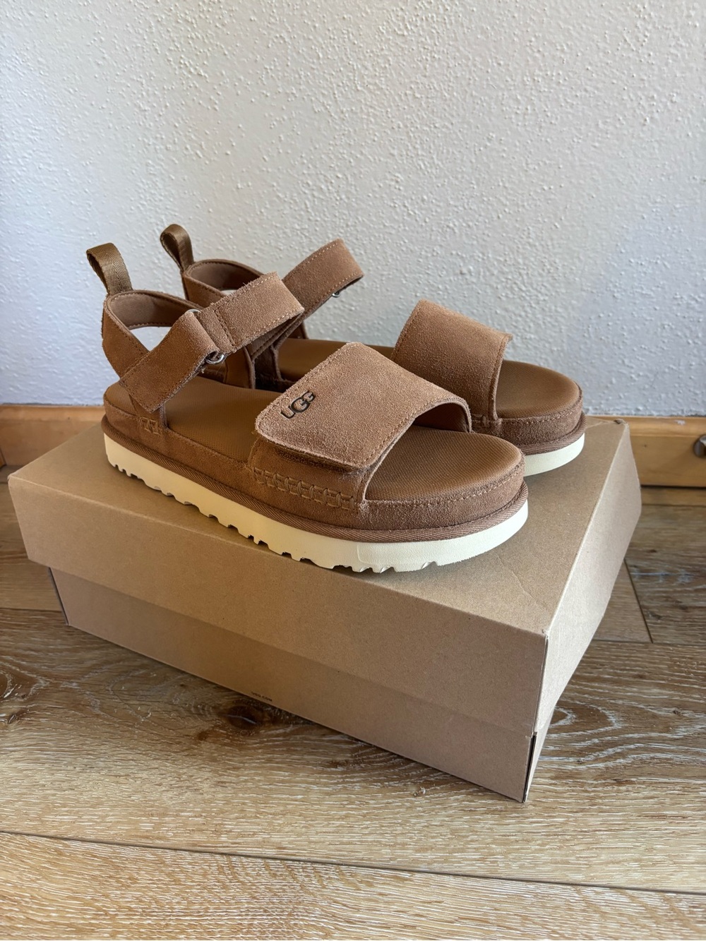 UGG Women's Goldenstar Chestnut Sandals Brand New!